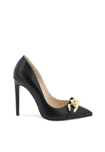 Pumps with gold-coloured chain accessory