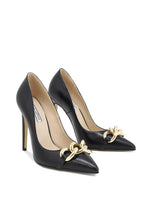 Pumps with gold-coloured chain accessory