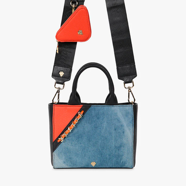 Borsa con tracolla color denim e accessorio arancione