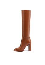 High boot with wide heel and round toe