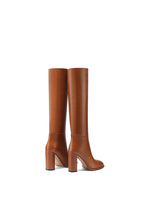 High boot with wide heel and round toe