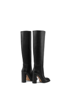 High boot with wide heel and round toe